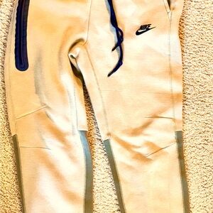 Nike beige and green Sweatpants Relaxed Fit